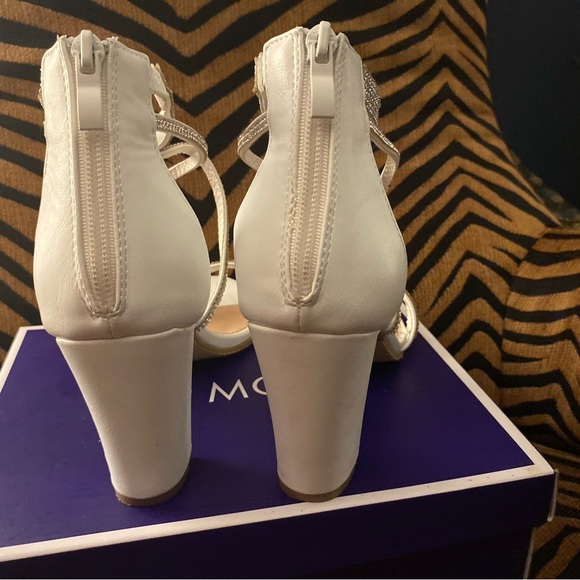 Women’s white bling sandals w rhinestones - Picture 2 of 5